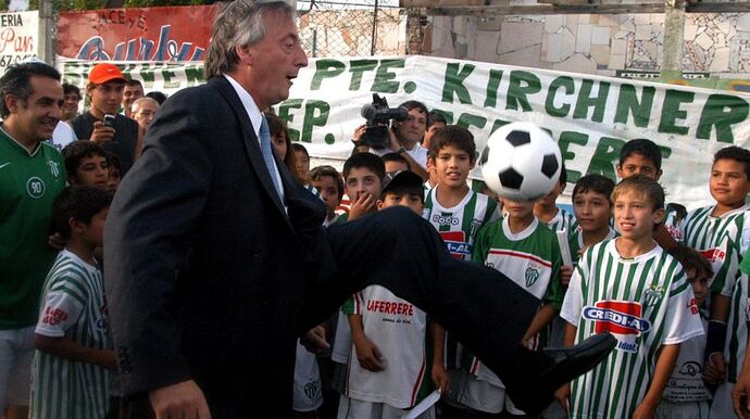 nestor_pelota_kirchner_crop1411764945264.jpg_1913337537