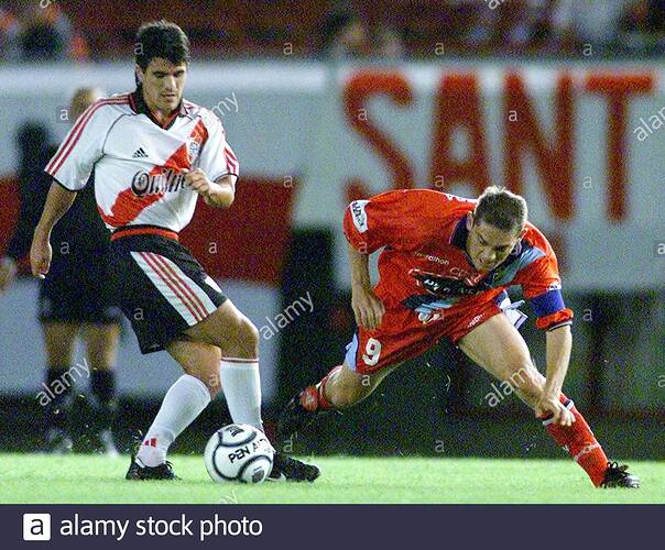 el-argentino-river-plate-ariel-ortega-l-es-desafiado-por-el-balon-por-diego-herrera-de-el-nacional-de-ecuador-en-su-primera-ro...-partido-de-futbol-de-la-copa-libertadores-que-se-disputo-en-buenos-aires-el-18-de-abril-de-2001-enrique-marcarian-2d3j2ba