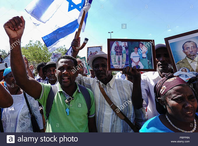 jerusalen-israel-el-29-de-julio-2018-los-israelies-etiopes-demostrar-fuera-de-la-oficina-del-primer-ministro-celebracion-fotos-de-seres-queridos-que-permanecen-en-etiopia-exigen-que-el-gobierno-cu