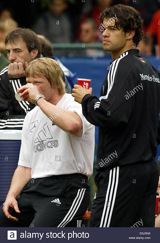 dpa-el-aleman-guardameta-oliver-kahn-l-y-el-centrocampista-michael-ballack-beber-de-los-vasos-desechables-en-el-campo-despues-...junio-de-2004-con-23-jugadores-el-equipo-aleman-ya-esta-completo-para-el-campeonato-europeo-de-este-ano-en-portugal-d3j5n9