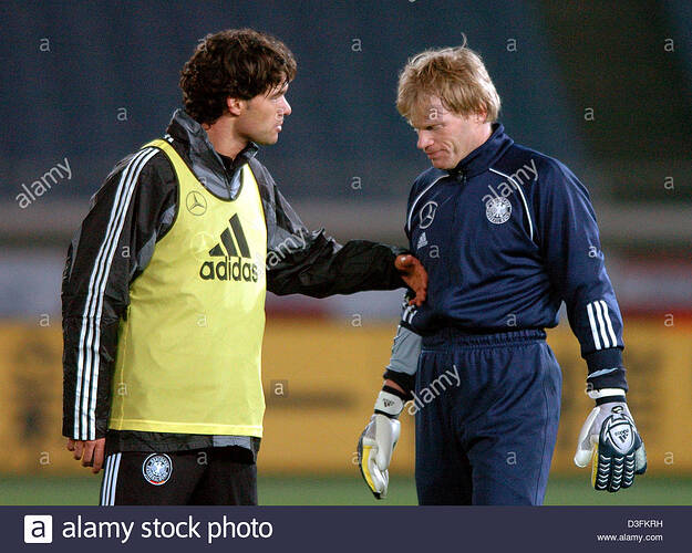 dpa-el-capitan-del-equipo-nacional-de-futbol-aleman-michael-ballack-l-habla-al-guardameta-oliver-kahn-durante-una-sesion-de-pr...-japon-en-un-amistoso-en-yokohama-el-jueves-16-de-diciembre-de-2004-posteriormente-viajaran-a-busan-para-satisfacer-d3fkrh