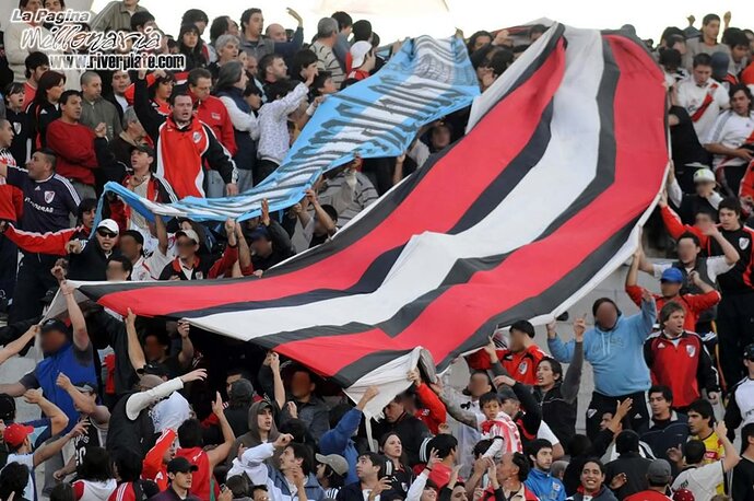 100-hinchada-llegando