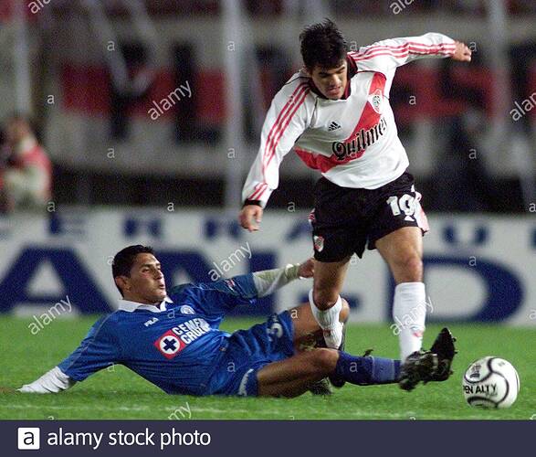 ariel-ortega-r-el-delantero-argentino-de-river-plate-y-norberto-angeles-de-cruz-azul-de-mexico-luchan-por-el-balon-durante-su-primera-ronda-de-la-copa-libertadores-disputo-el-23-de-mayo-de-2001-me-2d3hh9g