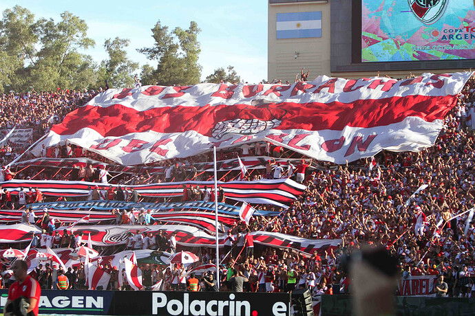 1538592333632Hinchada River Malvinas 01