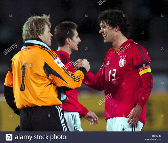 dpa-el-centrocampista-aleman-michael-ballack-y-el-capitan-r-sonrie-y-se-da-la-mano-con-el-guardameta-oliver-kahn-l-despues-de-...e-resbalon-puede-ser-visto-alemania-gano-el-primer-partido-de-su-gira-por-asia-tres-juegos-por-una-puntuacion-final-d3fknk