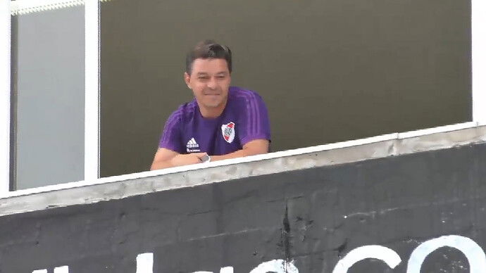 Gallardo-alentando-con-los-hinchas-desde-el-monimental-2