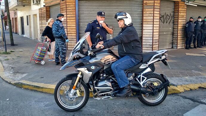 sergio-berni-recorriendo-este-fin-de-semana-calles-de-la-matanza-935474