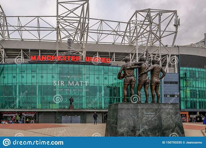 estadio-de-fútbol-del-manchester-united-con-la-estatua-mejor-ley-y-charlton-en-el-primero-plano-old-trafford-reino-unido-enero-150793335