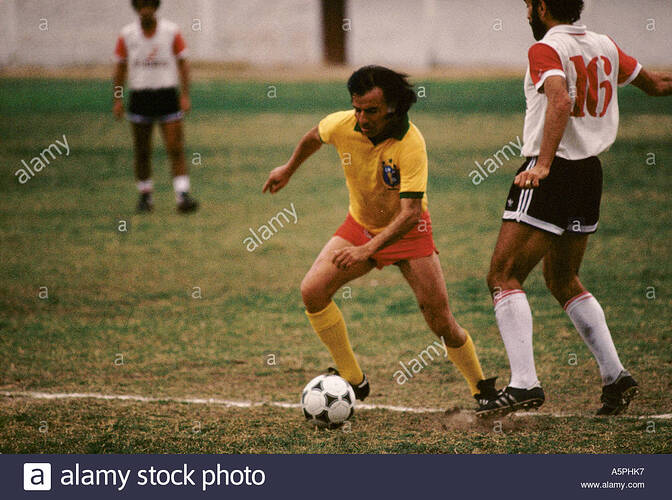 el-presidente-argentino-carlos-menem-juega-un-partido-de-futbol-con-una-seleccion-de-los-mejores-jugadores-de-la-rioja-contra-un-equipo-compuesto-a5phk7