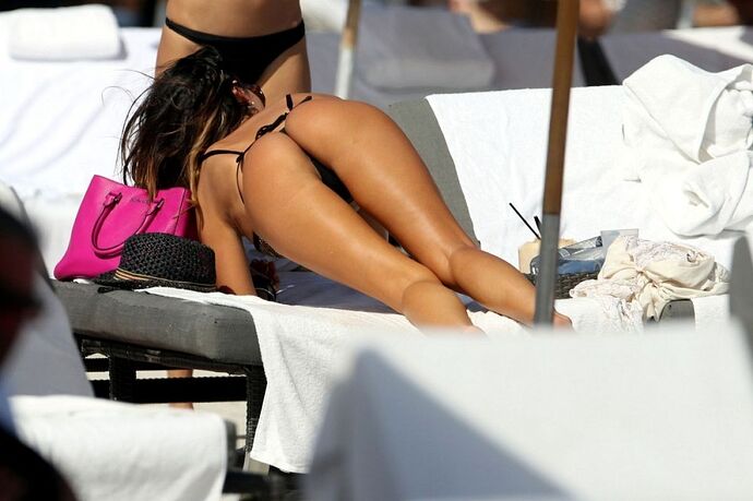 karina-jelinek-in-bikini-on-the-beach-in-miami_3