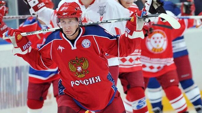 Vladimir-Putin-entrenando-hockey-hielo_TINIMA20111121_0469_18