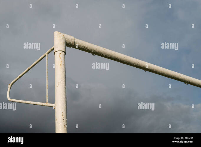 detalle-del-futbol-objetivo-post-y-el-travesano-contra-moody-sky-cp0m8a