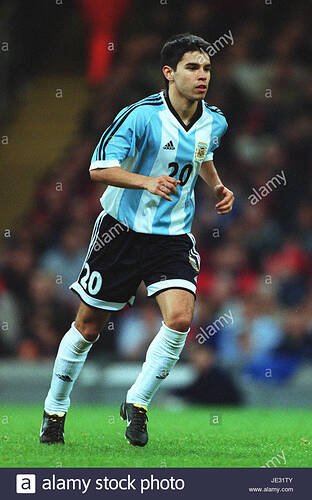 javier-saviola-argentina-barcelona-millennium-stadium-cardiff-gales-el-13-de-febrero-de-2002-je31ty
