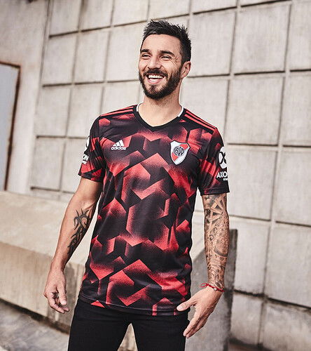 La-nueva-remera-de-River-Scocco-SF