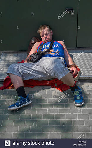turista-borracho-dormido-en-la-calle-pattaya-tailandia-s-e-asia-fehyw0