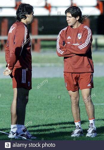 el-delantero-chileno-marcelo-salas-r-del-club-argentino-de-futbol-river-plate-habla-con-su-companero-paraguayo-celso-ayala-durante-su-primera-sesion-de-entrenamiento-como-el-jugador-recien-firmado