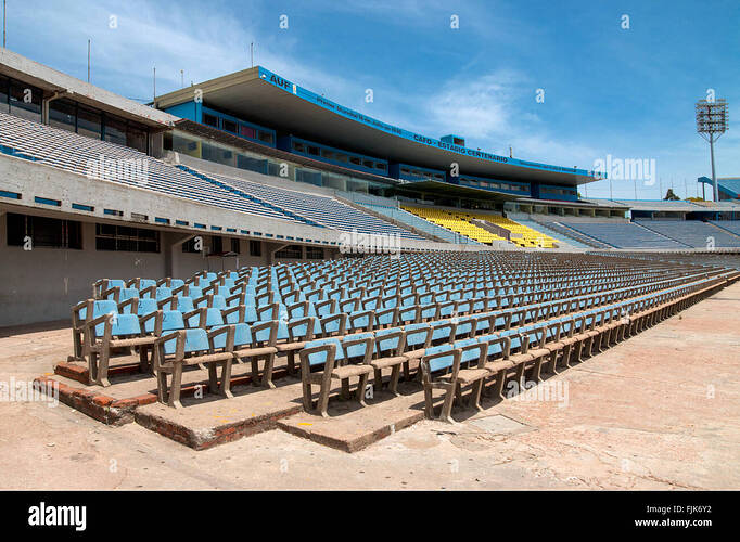 soportes-para-aficionados-en-el-estadio-de-futbol-centenario-montevideo-uruguay-fjk6y2