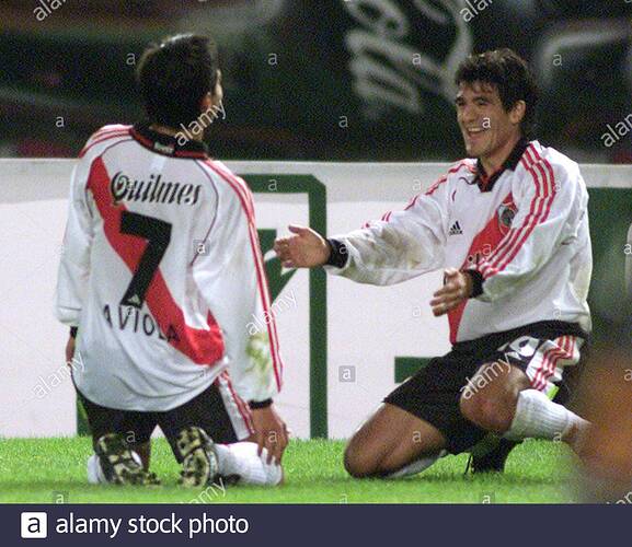 javier-saviola-l-de-river-plate-y-su-companero-ariel-ortega-celebran-despues-de-que-saviola-marcara-el-segundo-gol-de-su-equipo-contra-emelec-de-ecuador-en-su-partido-copa-libertadores-disputado-en-buenos-aires-el-17-de-mayo-de-2001-em-hb-2d4b9f1
