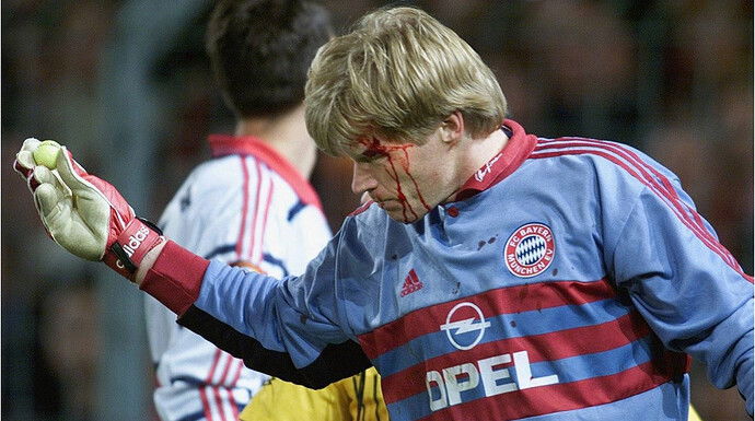 bayern-torwart-oliver-kahn-wird-beim-21-sieg-in-freiburg-von-einem-golfball-getroffen-1586707429-36359