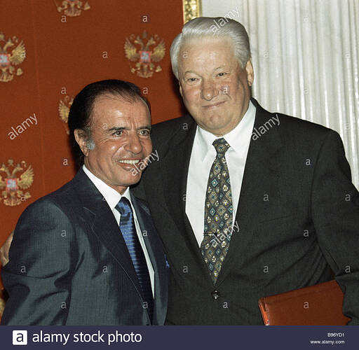 el-presidente-de-rusia-boris-yeltsin-derecha-y-argentina-s-presidente-carlos-saul-menem-dejo-en-el-kremlin-b96yd1