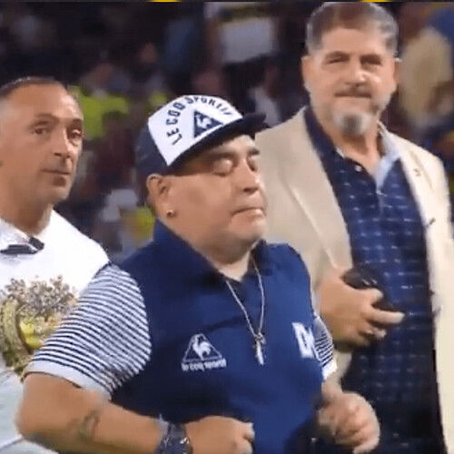 maradona-gallinita_crop1583630026044.png_423682103
