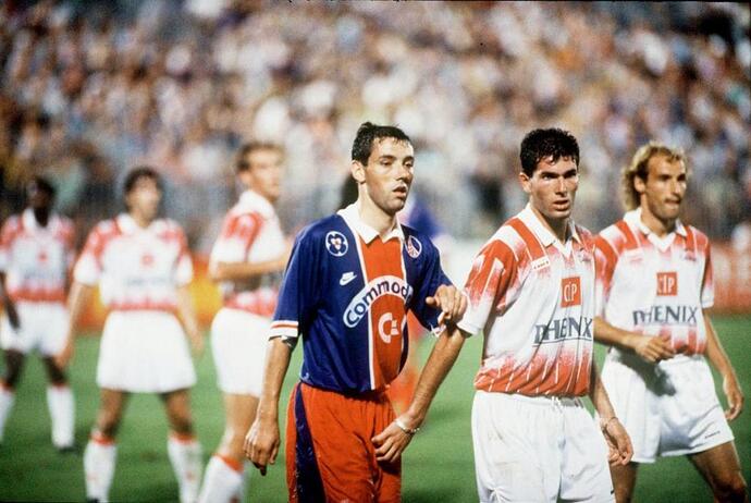 imagen-de-un-cannes-paris-saint-germain-de-los-90-en-la-que-zidane-zidane-se-dispone-a-tocar-los-genitales-de-paul-le-guen--twitter-tribundergi