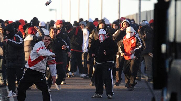 incidentes-las-inmediaciones-del-estadio-river-plate-foto-fernando-sturlatelam-260620911