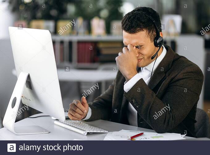 l-operador-del-centro-de-llamadas-se-sienta-en-el-lugar-de-trabajo-con-auriculares-usando-la-computadora-empleado-cansado-o-tutor-trabaja-sin-descanso-tener-dolor-de-cabeza-necesitar-un-descanso-o-descanso-2eda676
