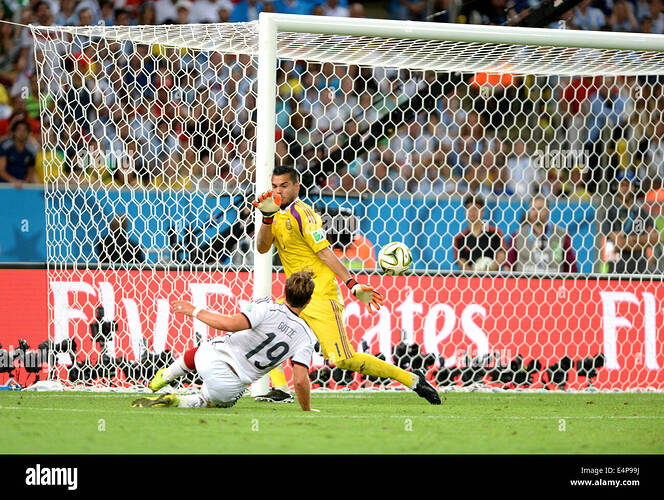 rio-de-janeiro-brasil-el-13-de-julio-de-2014-mario-gotze-ger-futbol-soccer-mario-gotze-puntuaciones-de-ale...-alemania-argentina-por-1-0-en-el-estadio-do-maracana-de-rio-de-janeiro-brasil-cancion-aflo-seak-in-alamy-live-news-e4p99j