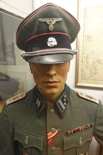 1200px-Nazi_German_Waffen-SS_uniform,visor_skull(Totenkopf)_cap,_Hauptsturmführer,_Regiment_Nordland,_etc._Lofoten_Krigsminnemuseum,_Norway_2019-05-08_DSC09947