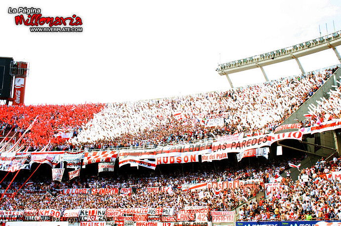 300-hinchada-llegando