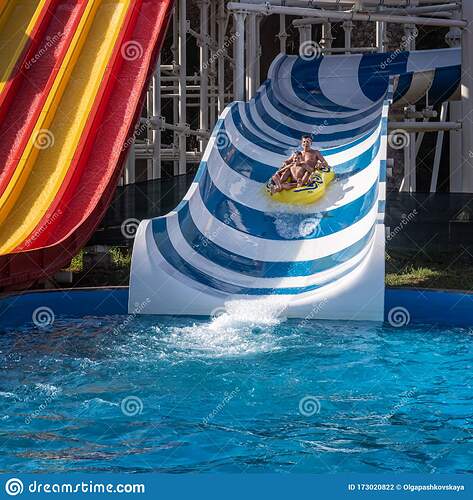 imagen-cuadrada-de-familia-feliz-en-el-tobogán-agua-padre-e-hijo-felices-parque-acuático-diversiones-adultos-y-adolescentes-173020822