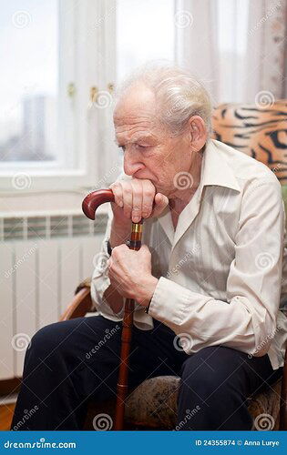 viejo-hombre-triste-24355874-4182263784