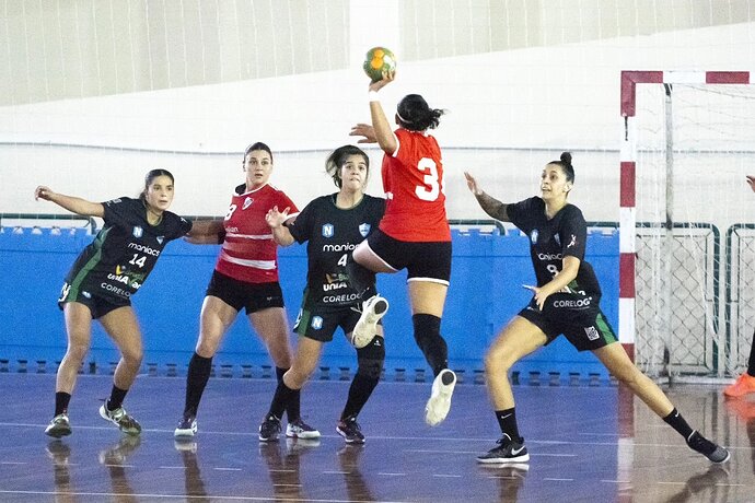 Photo by Fe.Me.Bal. on May 24, 2024. May be an image of 5 people, people playing voleyball, people playing football, people playing soccer, ball, sports equipment and text that says 'N 3 maniacs 14 COREL ar uA CHH