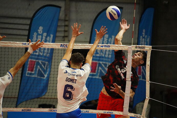 Photo by ACLAV (Asociación de Clubes Liga Argentina de Vóleibol) on January 17, 2025. Puede ser una imagen de 3 personas, personas jugando al voleibol y texto.