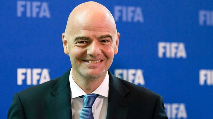 infantino-expreso-estoy-feliz-es-mi-primera-vez-aqui-argentina-ya-se-el-camino-venir-y-lo-hare-nuevo-el-agua-la-mesa-es-albiceleste