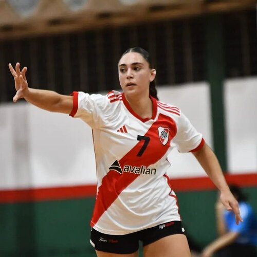 Photo shared by Pablo O. Nazur on March 16, 2024 tagging @chiariiciurca, and @ligadamasriverplate. May be an image of 1 person, playing volleyball, sports equipment and text that says 'avalian'.