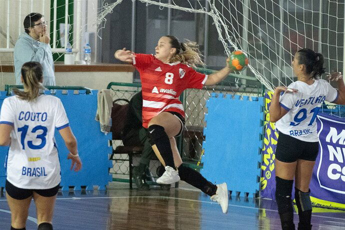 Photo by Fe.Me.Bal. on May 25, 2024. May be an image of 4 people, people playing voleyball, people playing football, people playing soccer, sports equipment, ball and text that says '8 avaliar avaliar COUTO 13 出P