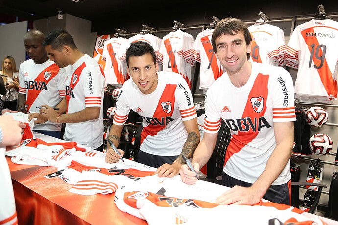jugadores-autografiaron-nueva-camiseta-River_OLEIMA20140916_0197_1