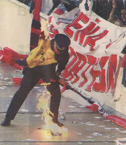 Policía_incendiado