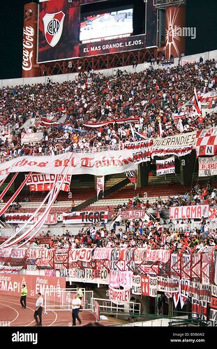 los-espectadores-en-el-estadio-monumental-antonio-vespucio-liberti-estadio-de-futbol-buenos-aires-argentina-sudamerica-b5b6w2