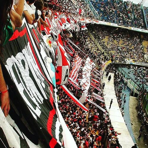 Photo by La Banda del Gallinero 🇮🇩🇮🇩🇮🇩 in La Bostanera, Argentina with @riverplate, @hooltrasbrigades, @delirioycarnavalok, @river_lbt14, and @barrasbravas_oficial. May be an image of stadium