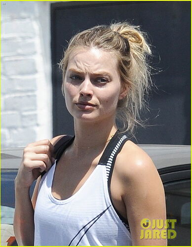 margot-robbie-goes-makeup-free-for-a-trip-to-the-gym-15-498663082