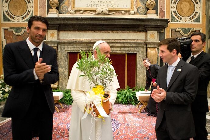 messi-y-el-papa-francisco-en-2013-tambien-aparece-gianluigi-buffon-efe-JY6EBB2GT5CRNIRXXDEKOTLWUE