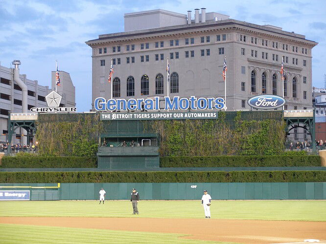 Detroit_3_Automakers_Homerun_Fountain_at_Comerica_Park_2009