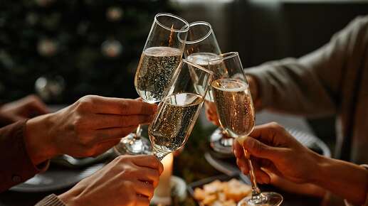 ni-sidra-ni-champagne-el-trago-que-es-tendencia-para-brindar-en-navidad-foto-adobe-stock-JFBJKRNVPREJ3EVWKXSODC7Q34