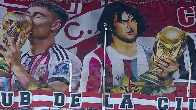 Impresionante+telón+de+Instituto+en+homenaje+a+los+campeones+del+mundo+++Mario+Kempes+y+Paulo+Dybala,+el+orgullo+de+la+Gloria#instituto+#dybala+#kempes+#argentinacampeon