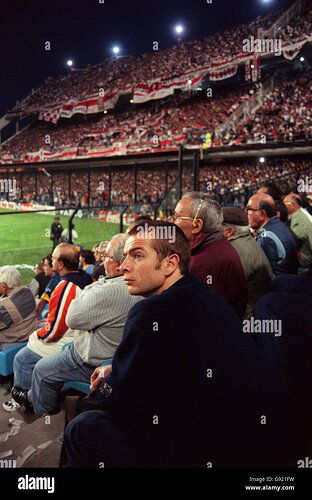 futbol-argentino-boca-juniors-contra-river-plate-el-fotografo-de-empics-michael-steele-mira-el-juego-g921fw