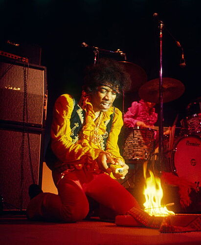 800-jimi-hendrix-burning-his-strat-at-monterey-pop-festival-1967_1