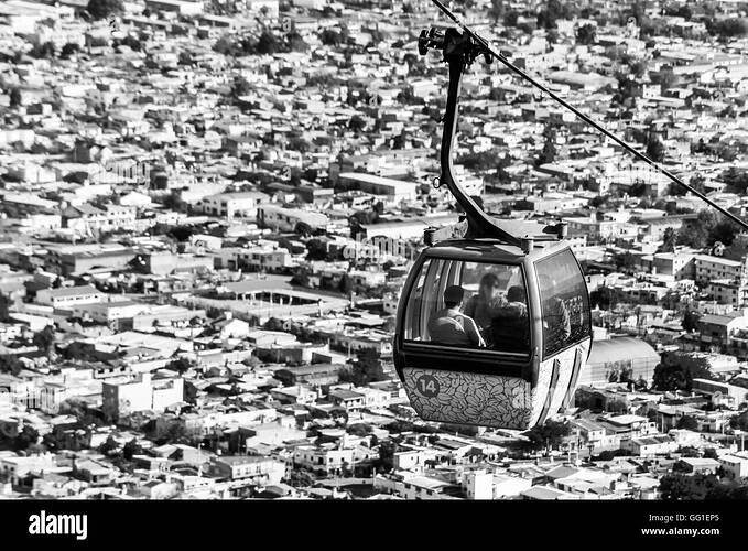 el-teleferico-en-la-ciudad-de-salta-argentina-blanco-y-negro-gg1ep5
